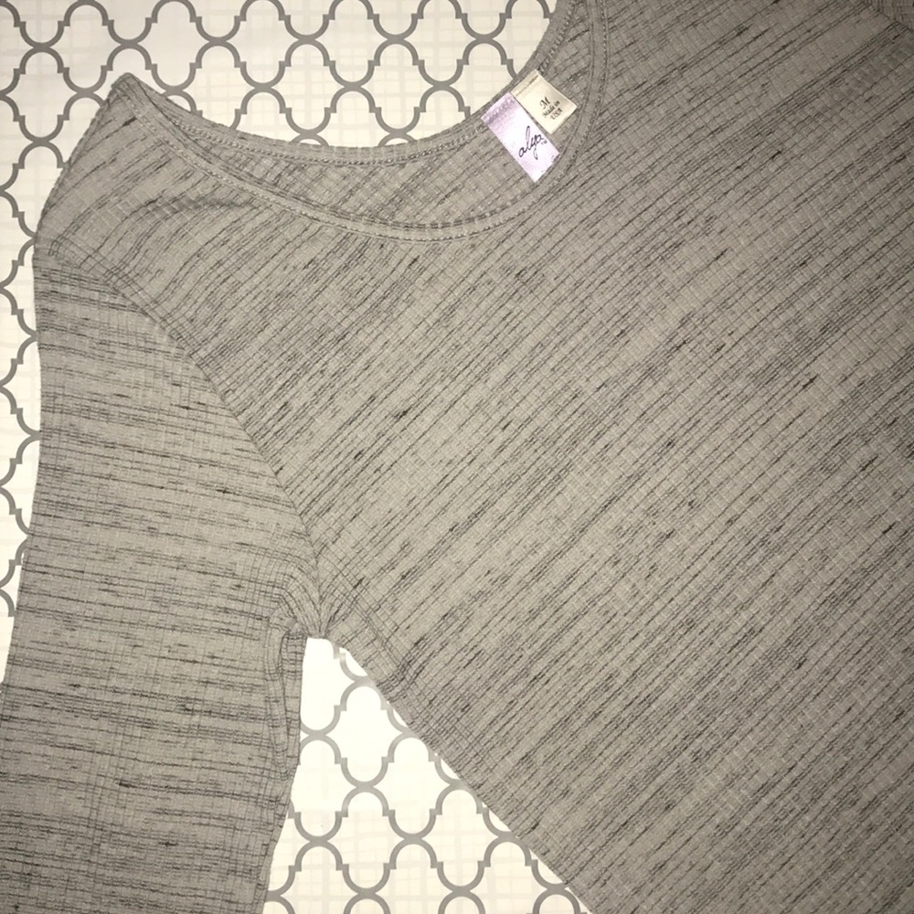 Gray quarter sleeve shirt